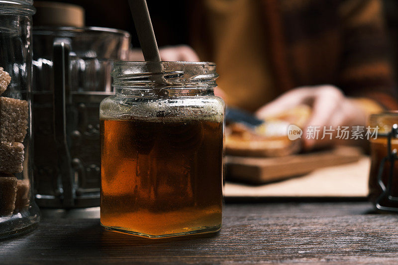 喝热茶配苹果果酱吐司