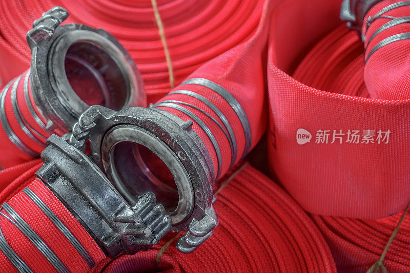 全屏观看许多扭曲的红色消防水管特写。新型灭火设备。背景。
