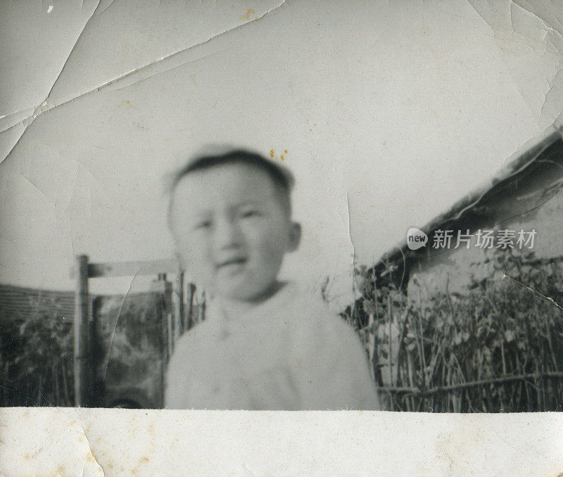 80年代中国小男孩单色老照片