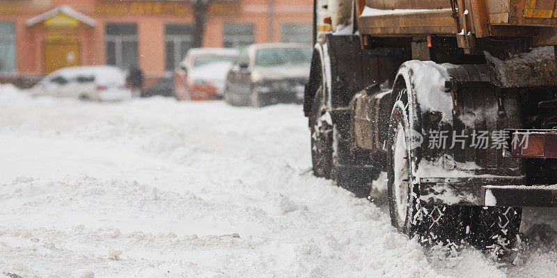 在雪路上行驶的卡车。冬季风暴。寒冷的天气。气候。霜