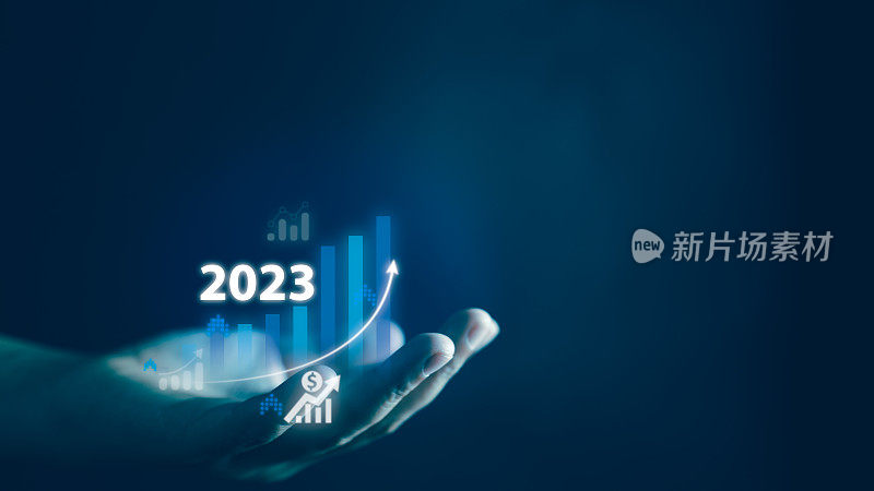 2023年商业分析，金融投资和技术概念。发展到成功，不断成长，分析虚拟屏幕上的财务图表