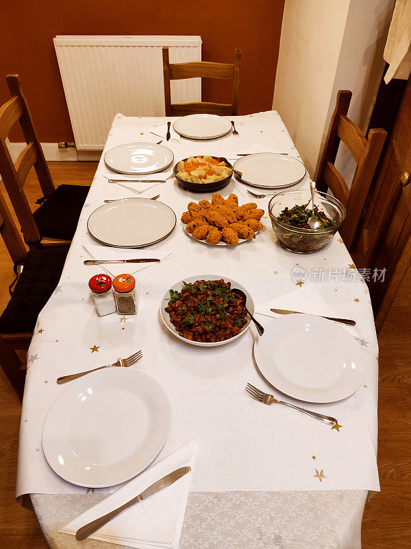 在英国苏格兰格拉斯哥的晚餐上提供传统的土耳其素食素食开胃菜