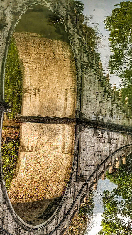湘湖中一座桥的垂直反射