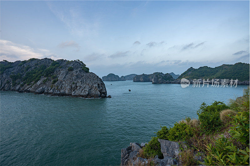 在东南亚兰哈和下龙湾的越南猫巴岛的热带天堂上充满活力的日出