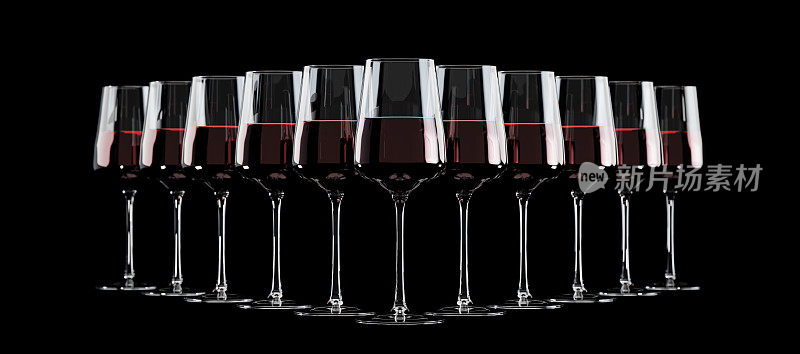 装红酒的酒杯在黑色背景上排成一排，形成一个三角形。