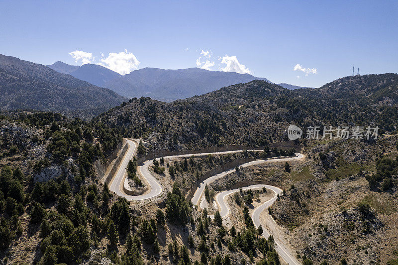 在蜿蜒的公路上行驶