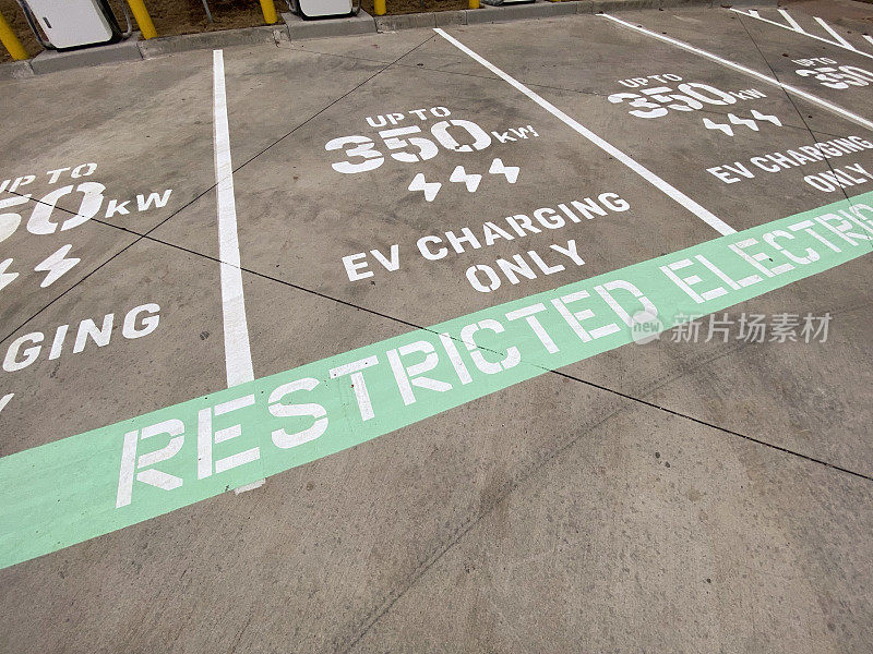 在充电站附近的停车场只刷350千瓦电动汽车充电标志