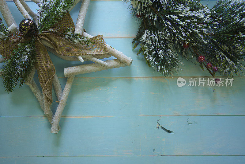 雪和冷杉抽象圣诞蓝色木制背景