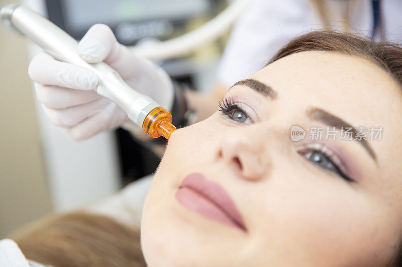 美容师负责病人脸部的皮肤护理