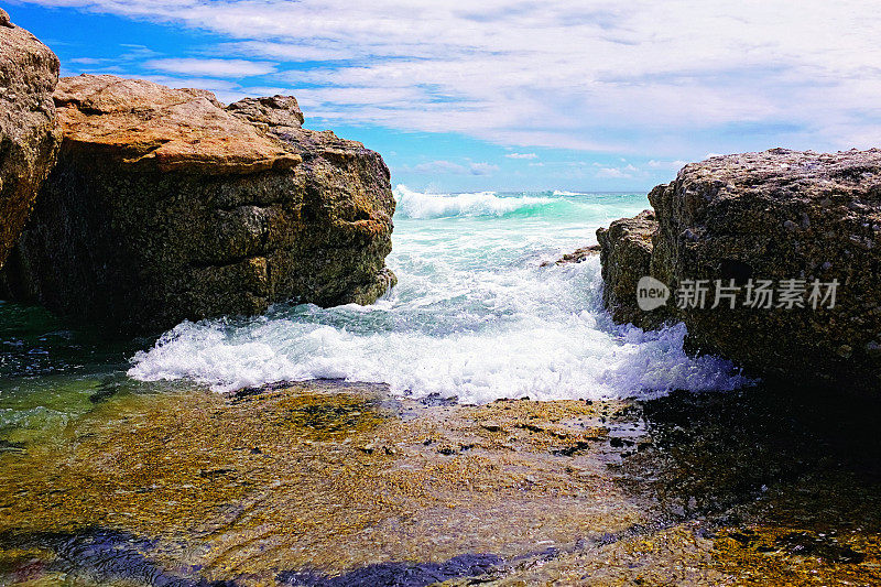 在南非开普敦附近的西开普，美丽的夏季海景，岩石和波涛汹涌的大海