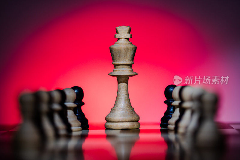 棋盘上的象棋白王与红色渐变背景