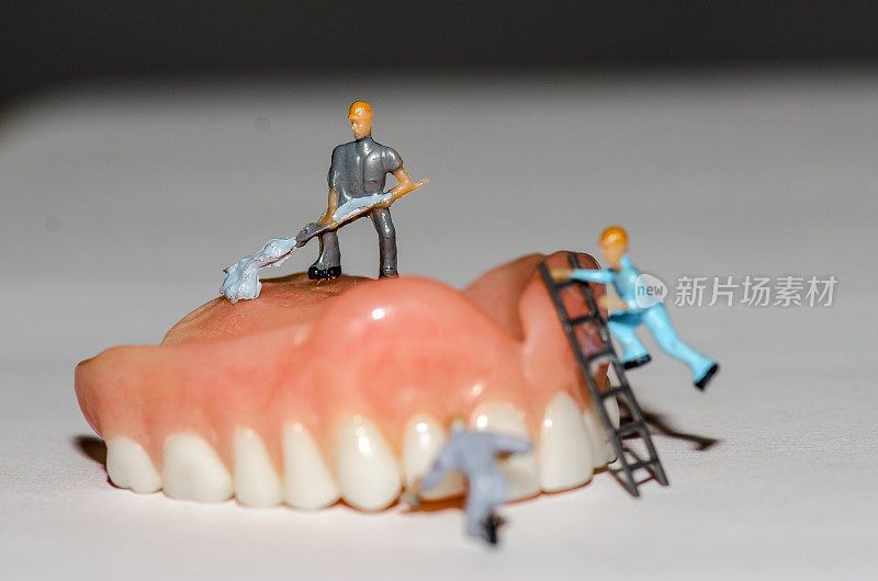 清洁假牙的工人雕像
