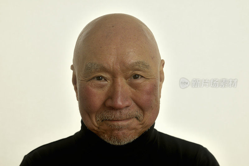 一个满脸笑容留着胡茬的日本老人