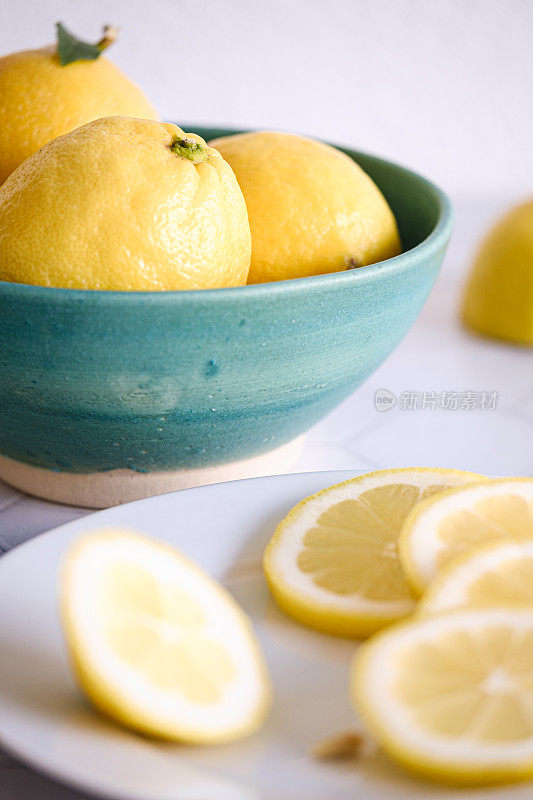 青绿色碗里的柠檬