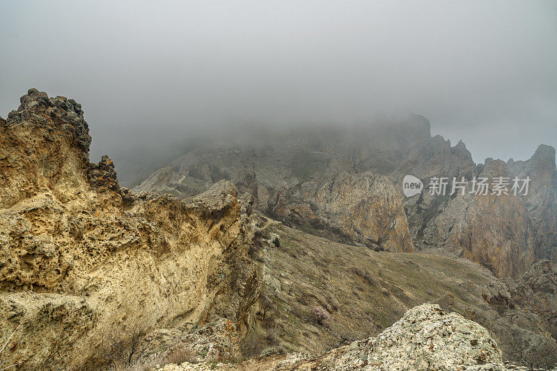 雾和云中的死城。卡拉达格保护区的Khoba-Tele山脊。克里米亚