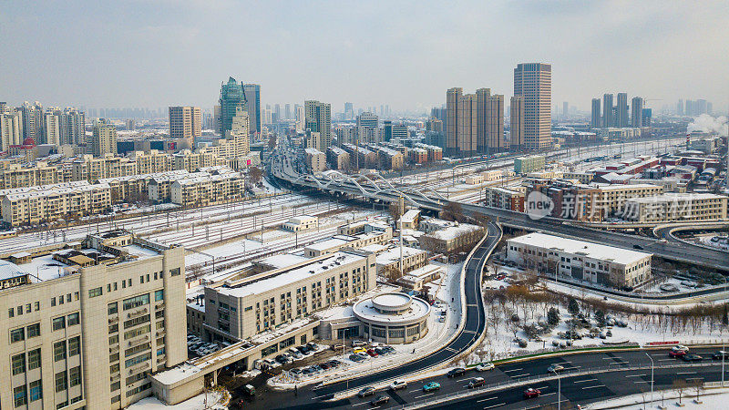 俯瞰天津站，李公楼立交桥被雪覆盖