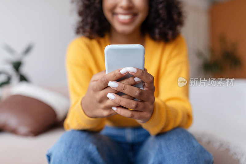 面目全非的年轻黑人女性使用手机，进行在线视频通话，在家通过社交网络进行交流