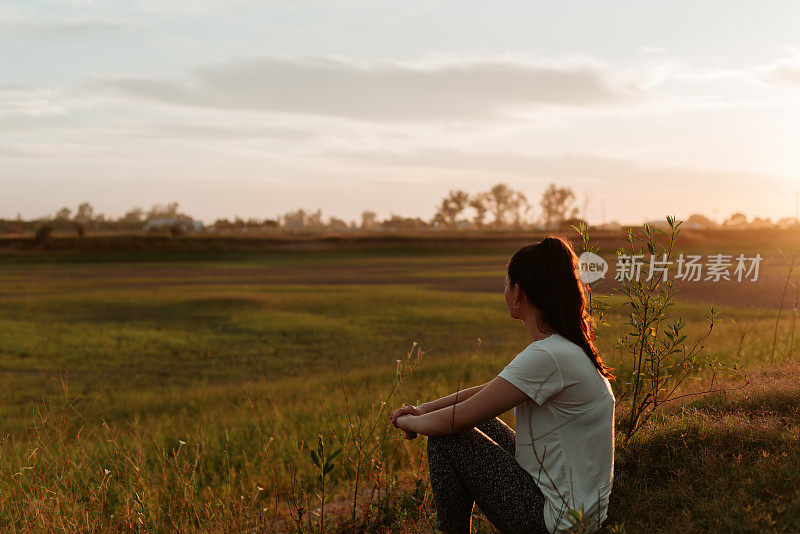 看着绿色风景的女人