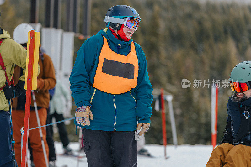 愉快的滑雪教练为适应性强的运动员提供课程