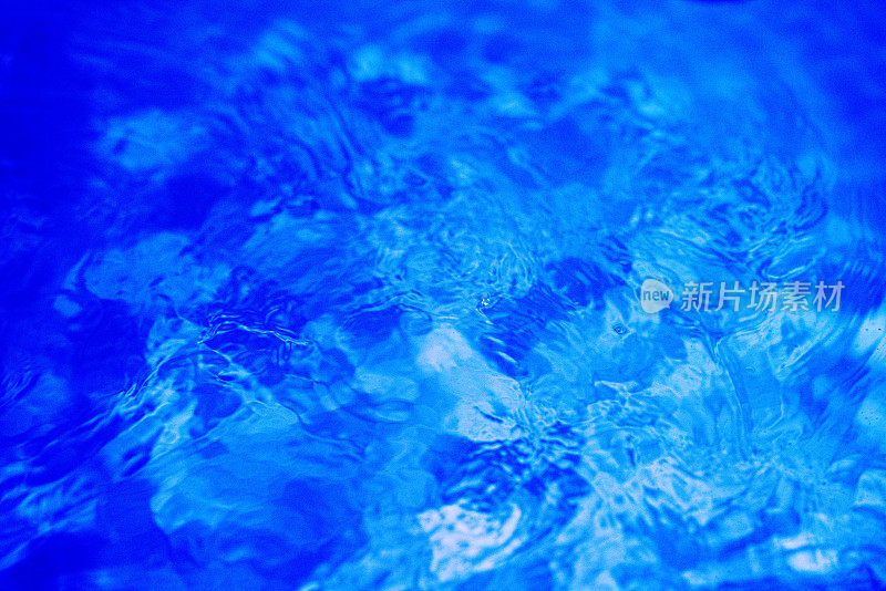热水浴缸深蓝色的水面