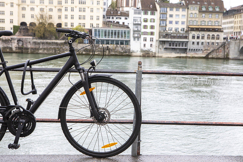 自行车被锁在莱茵河边的金属栏杆上
