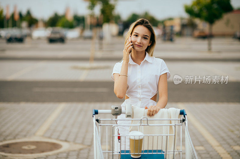 年轻女子在购物