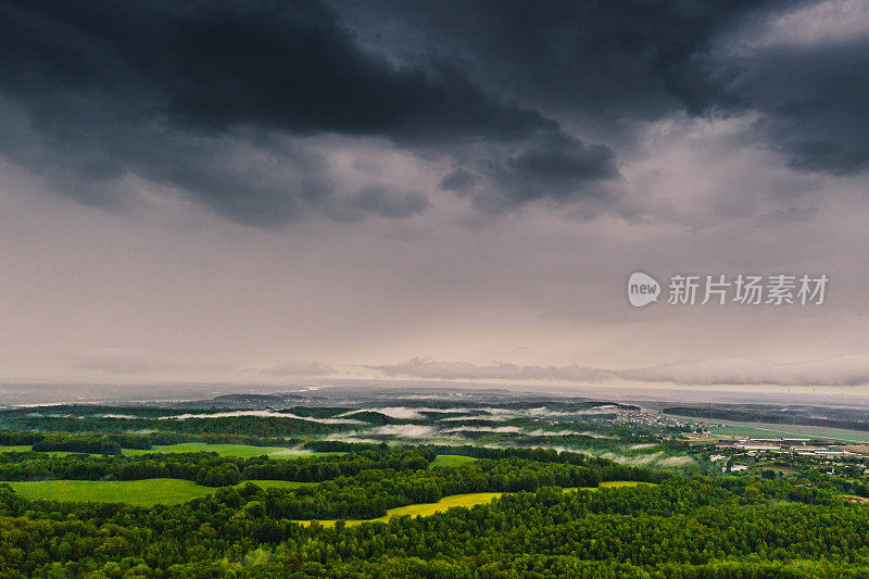 风暴云鸟瞰图。下雨了。森林无人机摄影。夏天。可持续性。保护自然。多雨的天气