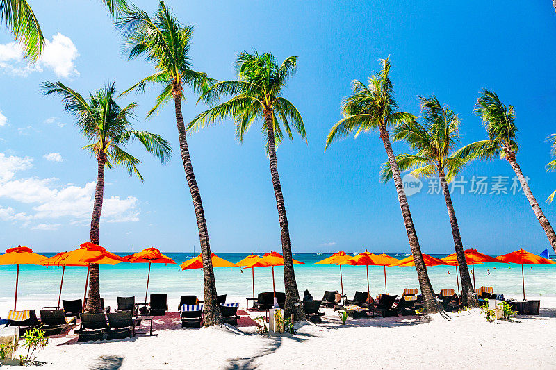 长滩岛标志性的白色海滩，棕榈树，躺椅和清澈的绿松石海。