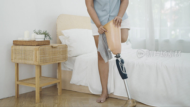 每天醒来后，近距离观察佩戴假肢的截肢者。残疾人生活中的困难，身体残疾，假肢设备，截肢者概念