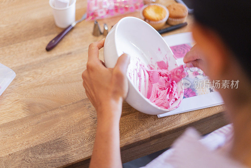 拉丁妇女用彩色蛋白派教甜点工作坊
