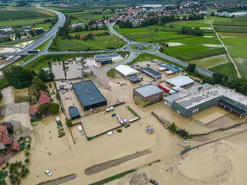 鸟瞰图，洪水在工业区摧毁被毁的建筑物