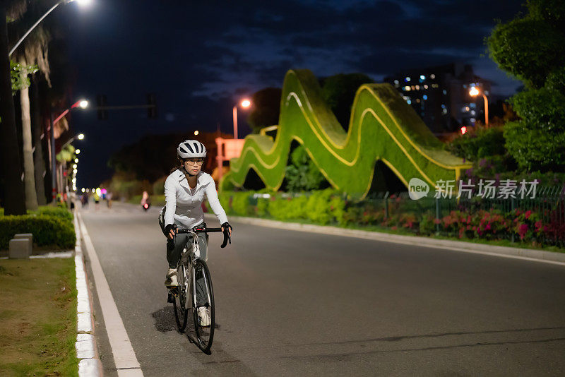 亚洲女人晚上骑公路自行车