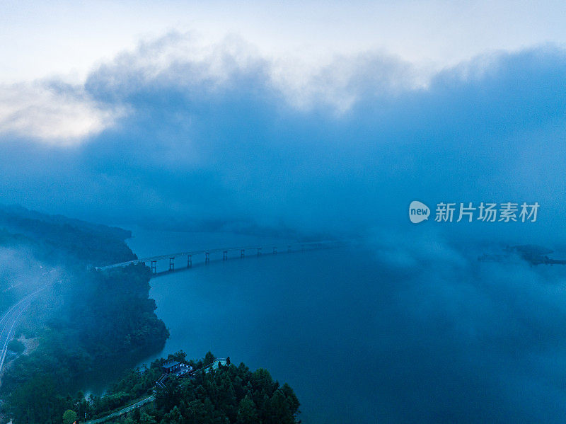 航拍山上美丽的日出和云海