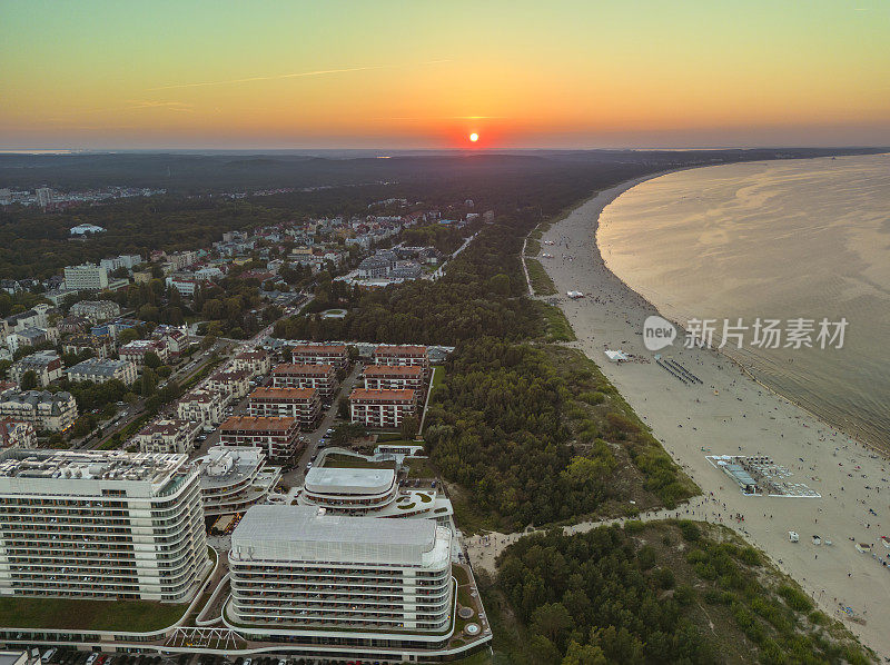 在夕阳西下的夏日波兰，斯威努伊采市与海滩的鸟瞰图