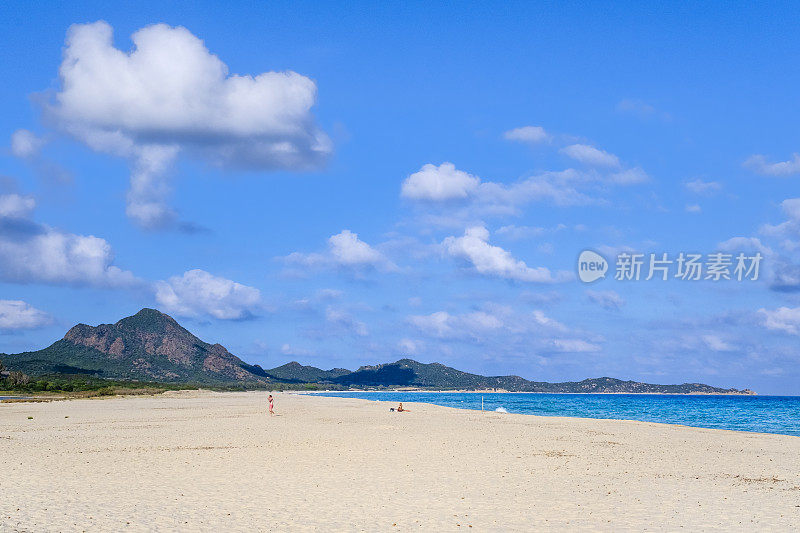 在意大利撒丁岛海岸海岸的皮西纳雷