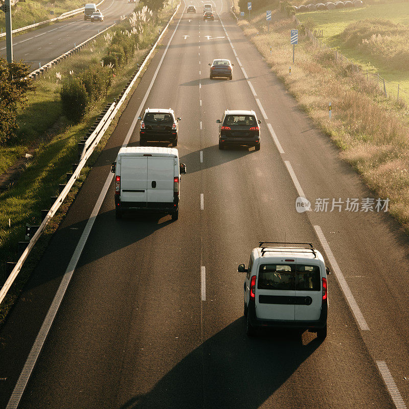 高速公路上的货车和汽车