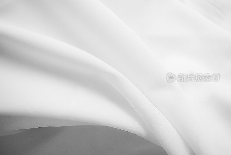 白布织物丝绸纹理片波豪华褶皱波纹缎软材料丝绸抽象网格图案时尚褶皱纯褶皱帆布模板阴影褶皱梯度纺织旗帜材料。