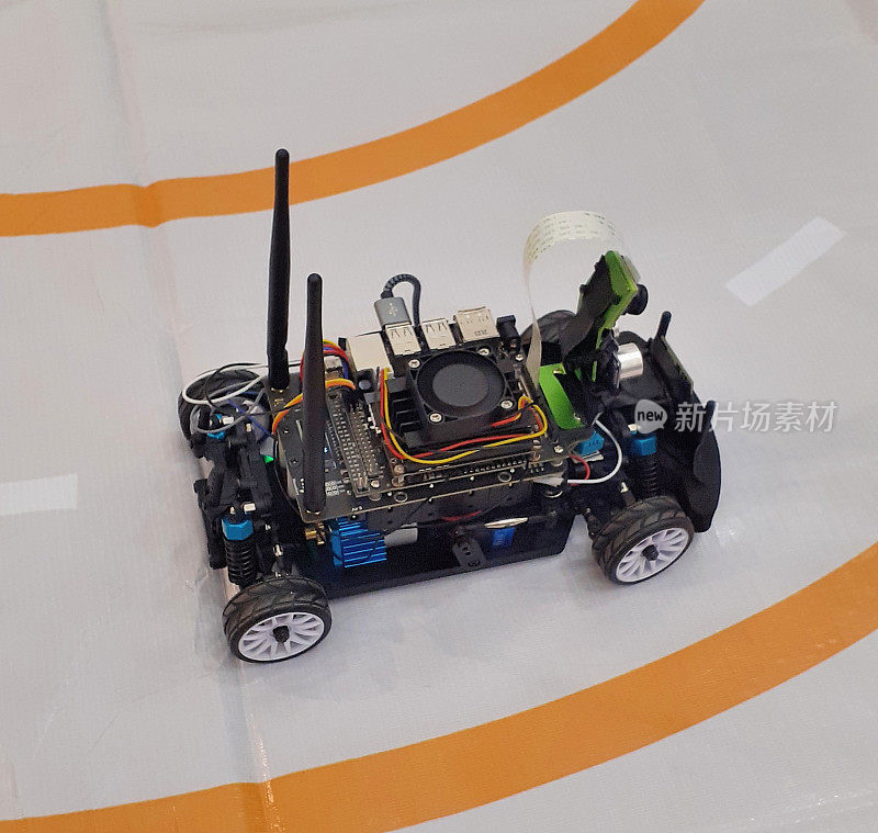 意大利:无线电控制的玩具汽车模型。