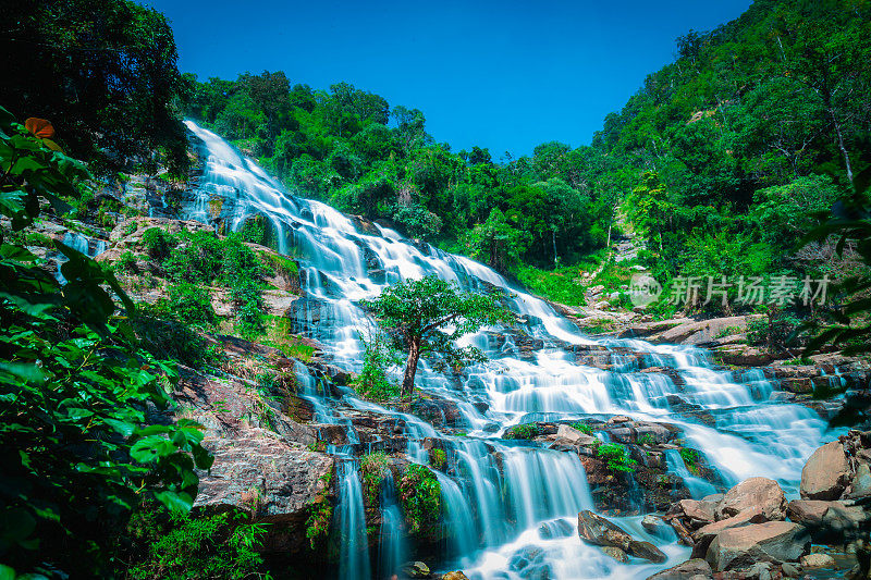 泰国清迈因他侬国家公园梅雅瀑布令人惊叹的森林深处大瀑布。