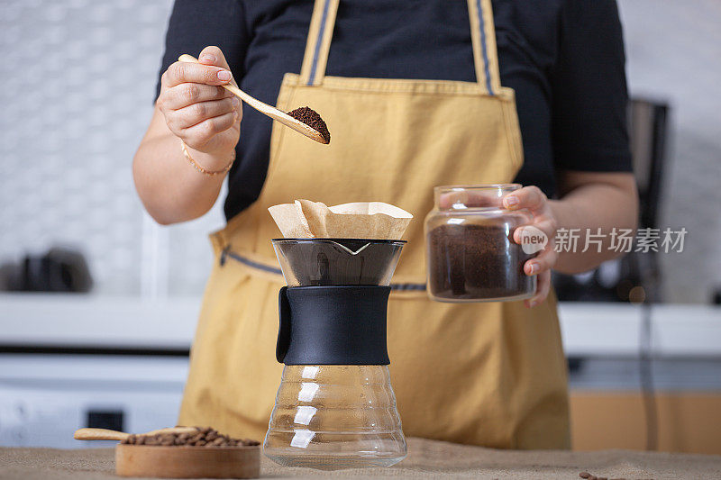 咖啡师将咖啡粉倒入V60。手滴咖啡，