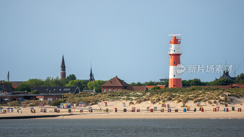 位于瓦登海的博尔库姆岛(德国)，深受游客欢迎。海滩和灯塔的景色