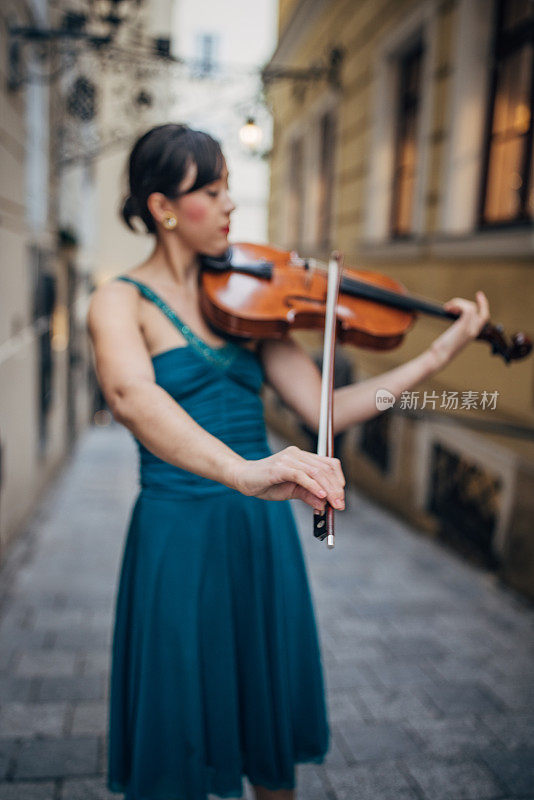 小提琴手在街上拉小提琴