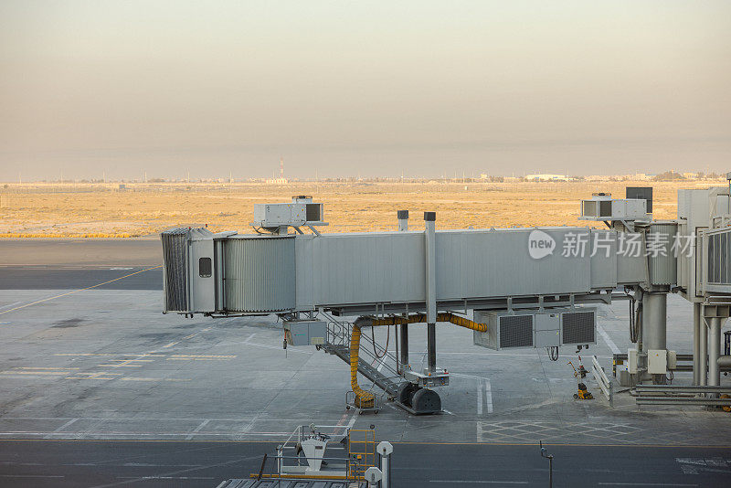 科威特机场出发区，停机坪上的登机桥