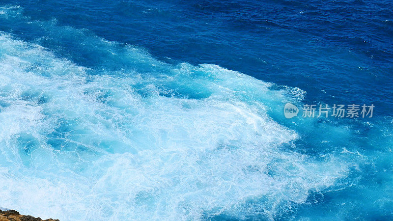 蓝色的海，海洋，海洋，海景，热带巨浪，背景模糊。海景蓝海白浪运动户外。海水巨大的海浪大海夏天的背景。天堂绿松石水景观