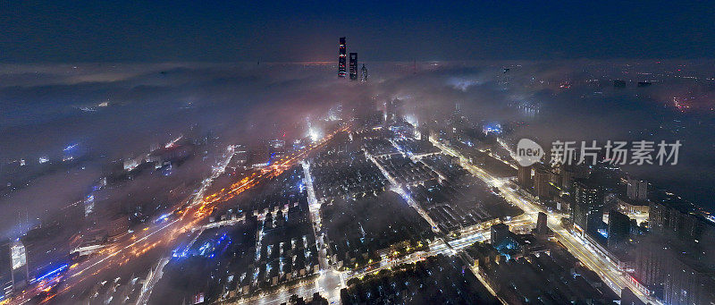 无人机视角下的上海地标，中国，雾中的上海