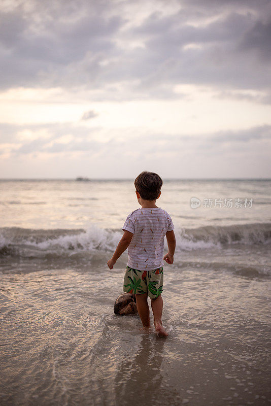 小男孩在海边玩耍