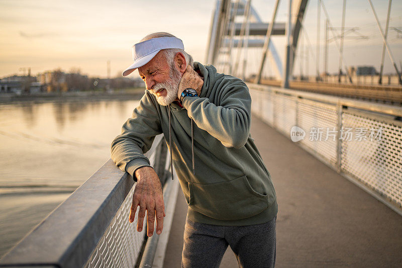 资深白人运动员颈部疼痛