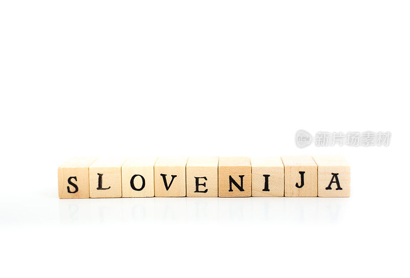 斯洛维尼亚:白底木版大写字母