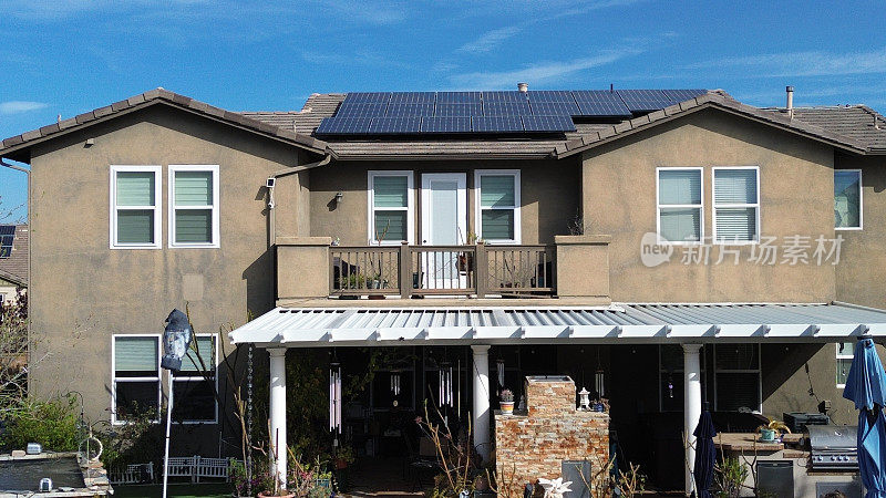 太阳能电池板帮助加州社区生产能源
