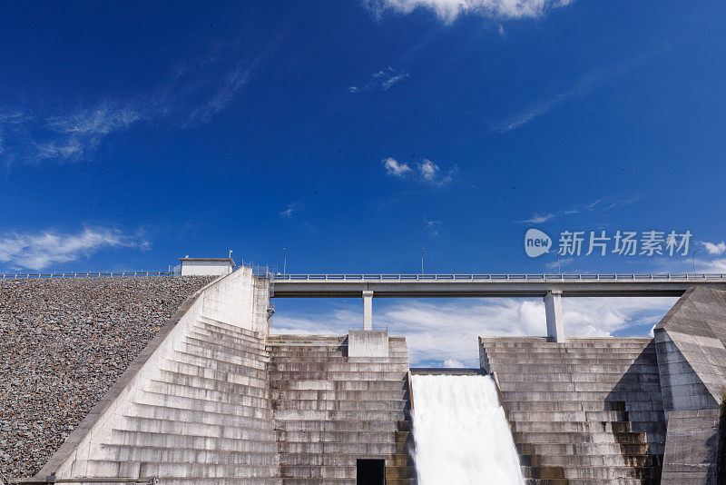 大型水坝溢洪道满负荷流动